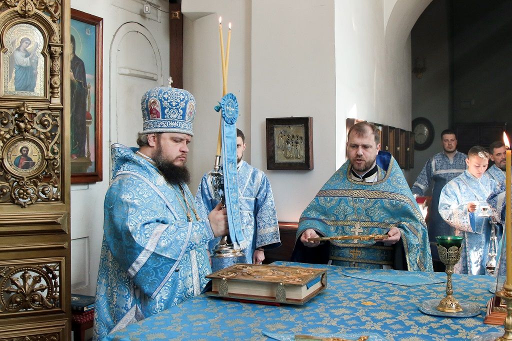 Епископ Сергий возглавил служение Божественной литургии в Знаменском соборе