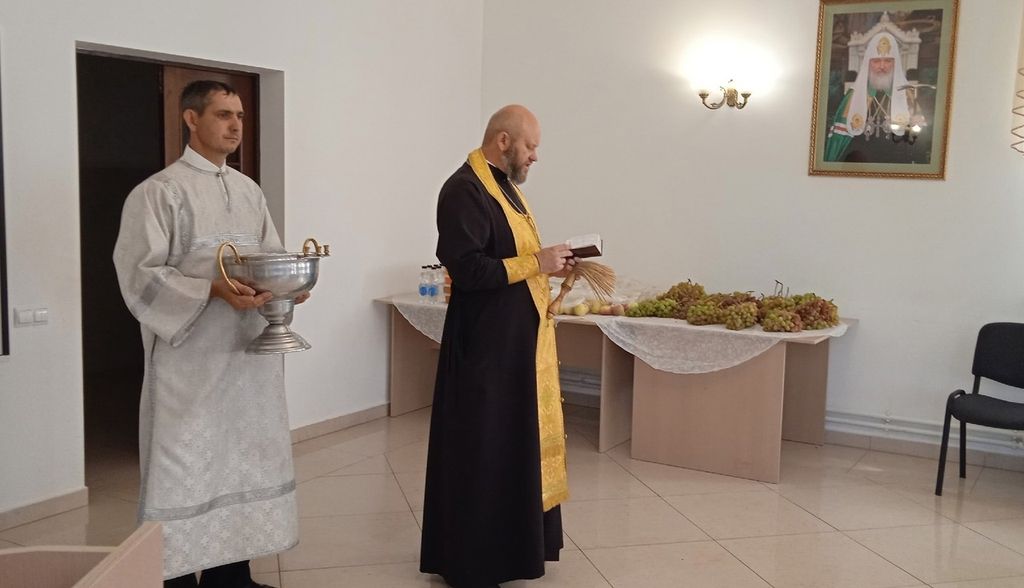 СВЯЩЕННИКИ БОРИСОГЛЕБСКА ПОСЕТИЛИ ОДИНОКИХ ПОЖИЛЫХ ЛЮДЕЙ И ВДОВУ СВЯЩЕННОСЛУЖИТЕЛЯ В ПРАЗДНИК ПРЕОБРАЖЕНИЯ ГОСПОДНЯ