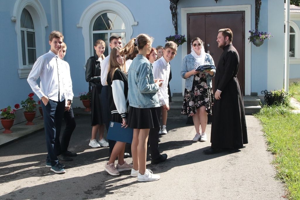 Православная молодежь г. Борисоглебска поздравила владыку Сергия с Днем рождения