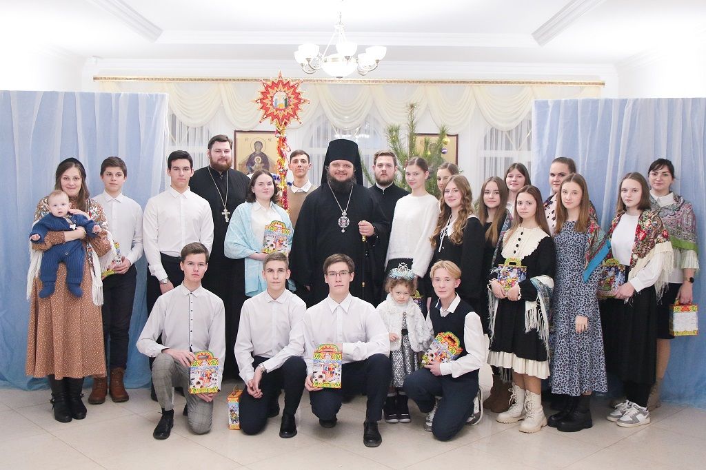 Православная молодежь поздравила епископа Сергия с Рождением в мир Христа Спасителя