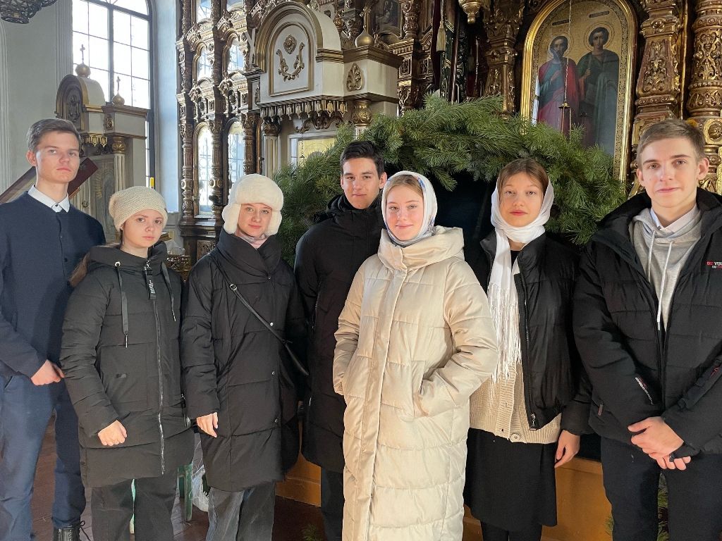 Активисты православной молодежи Борисоглебского благочиния помогли украсить елки и вертеп в Знаменском кафедральном соборе