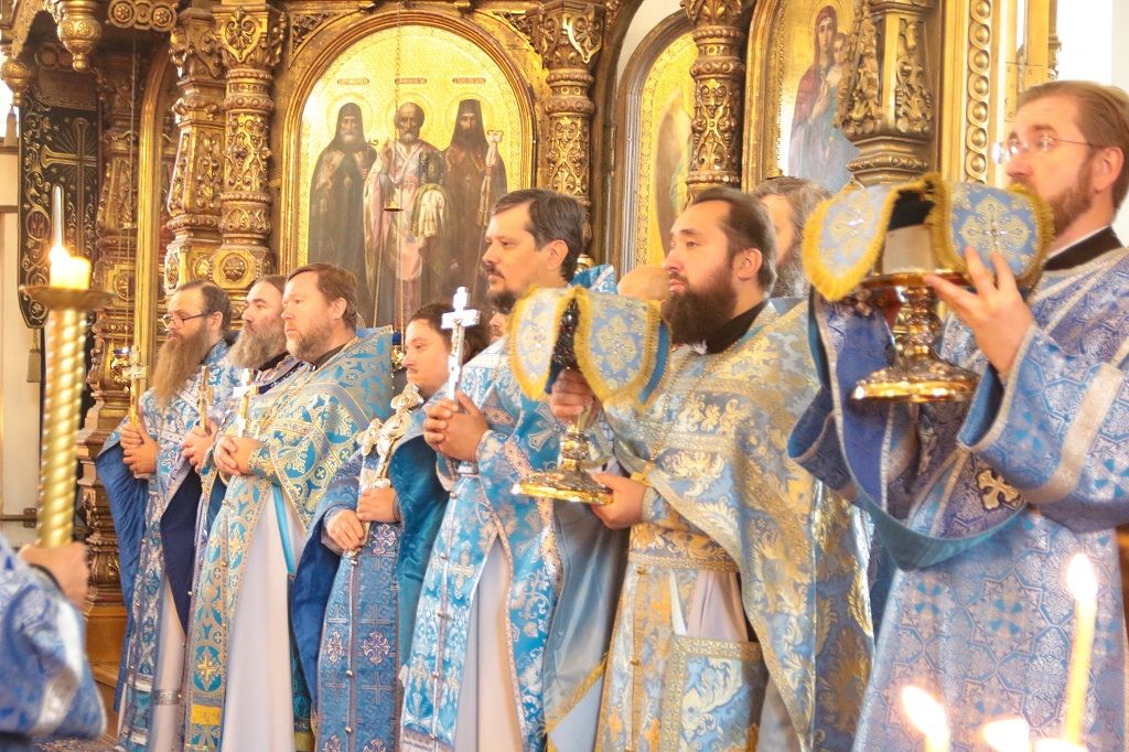 Литургия в Знаменском кафедральном соборе в день принесения чудотворной иконы Божией Матери «Феодоровская»