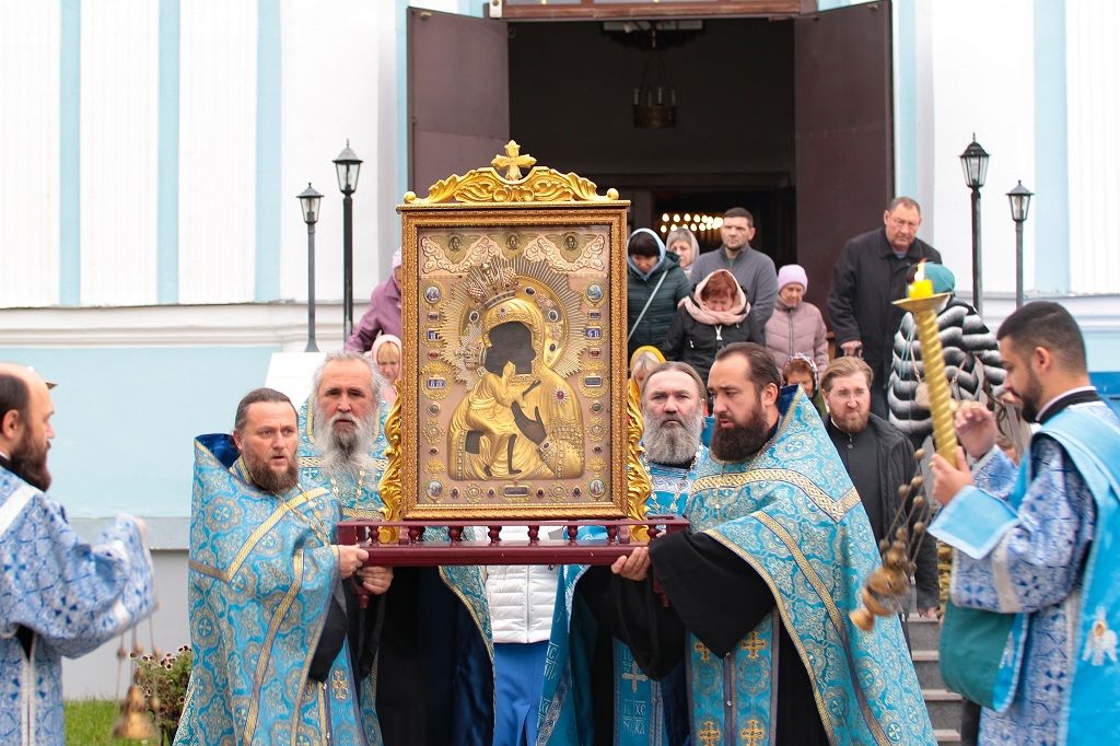 Икону Божией Матери «Феодоровская» торжественно проводили из Борисоглебска