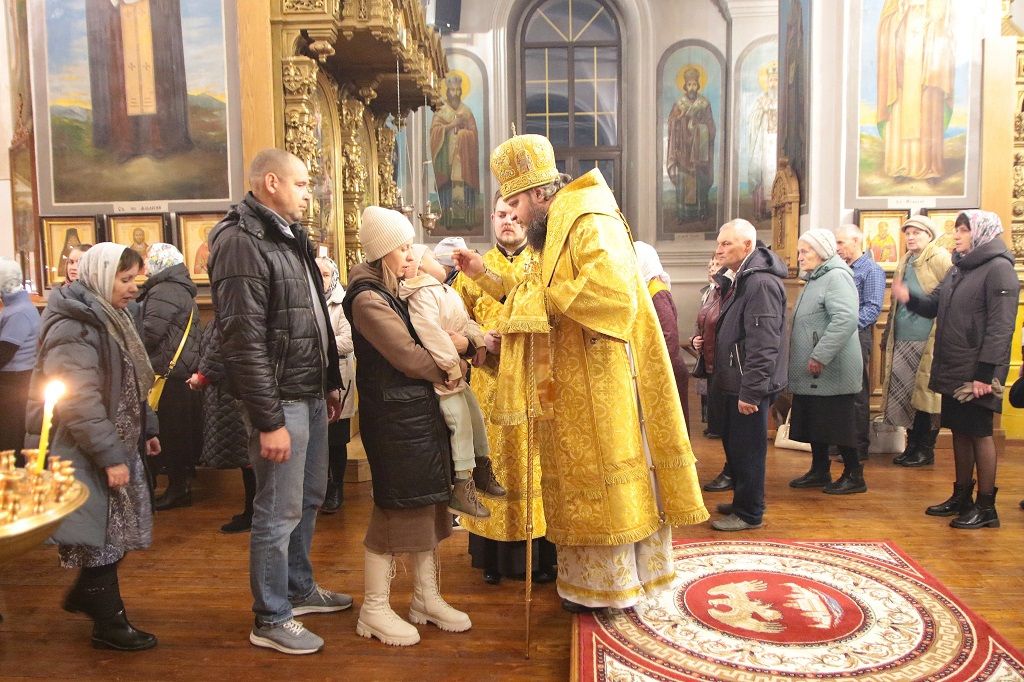 Владыка Сергий совершил Всенощное бдение в Знаменском кафедральном соборе