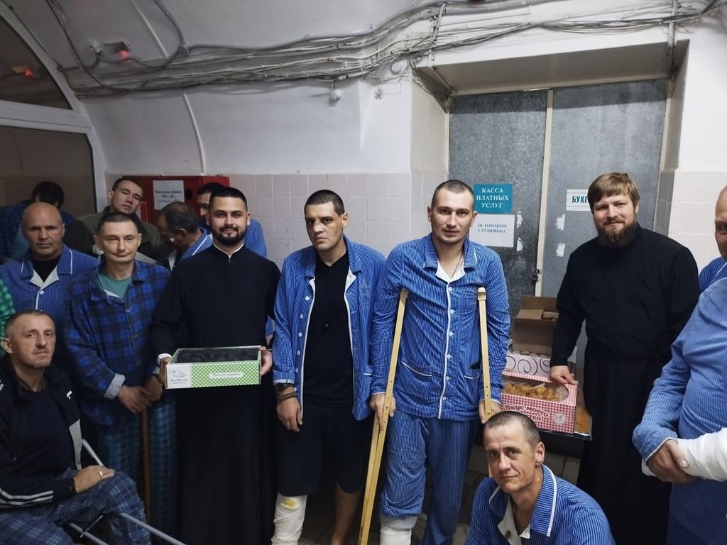 Очередная поездка в госпиталь с концертом и гостинцами от прихода для раненых солдат