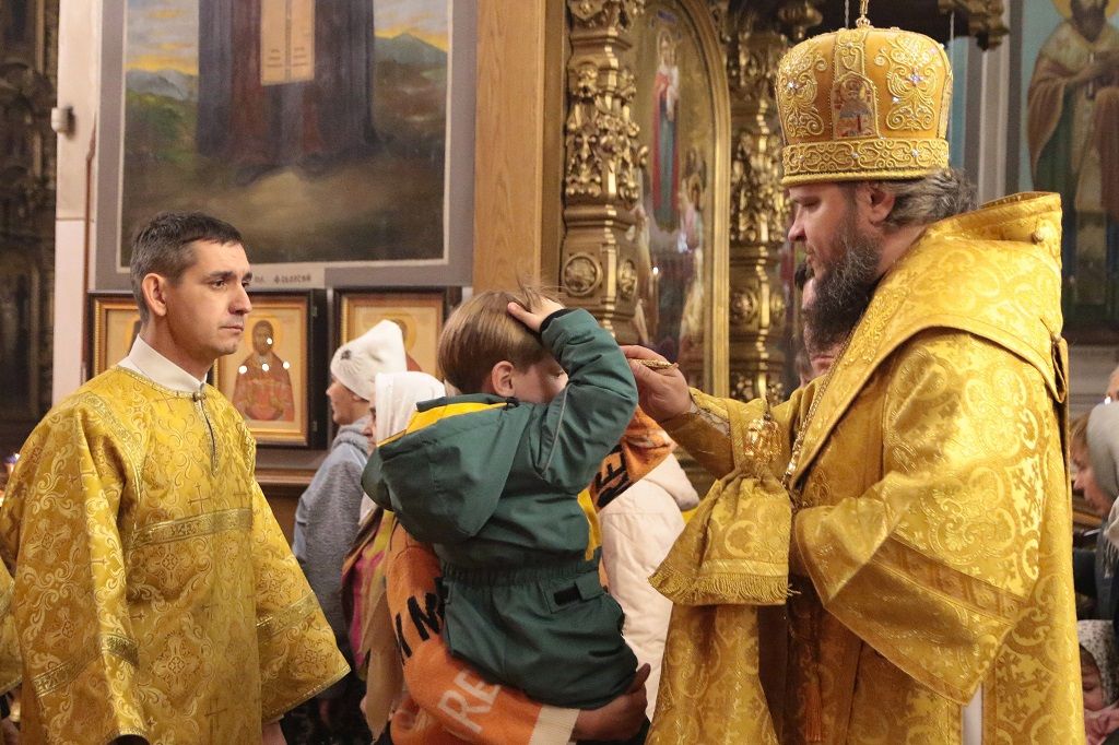 Владыка Сергий совершил Всенощное бдение в Знаменском кафедральном соборе