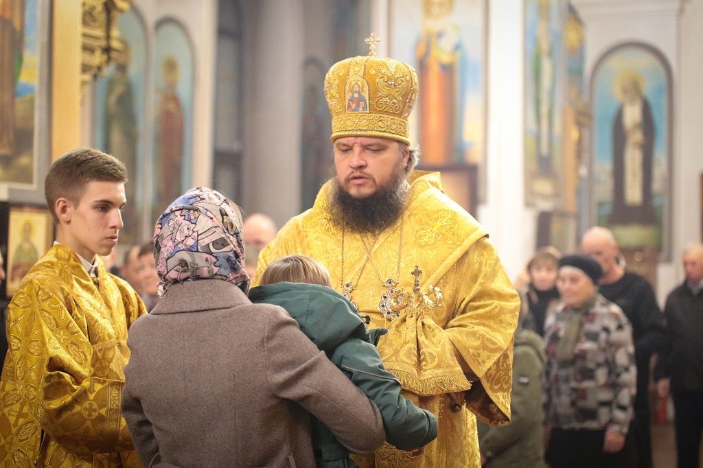 Владыка Сергий совершил Всенощное бдение в Знаменском кафедральном соборе