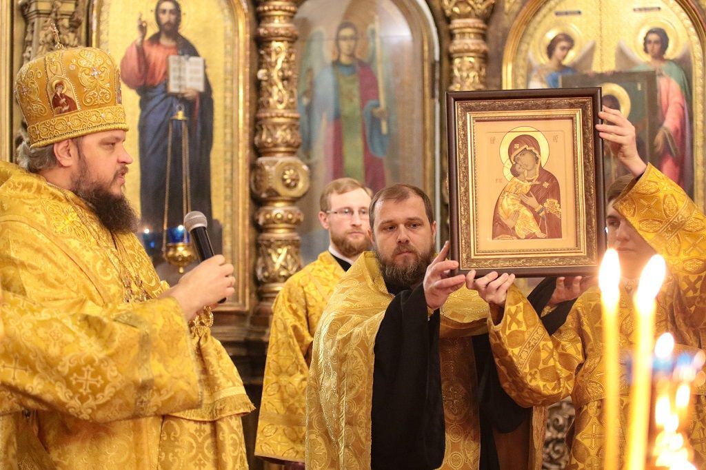 Владыка Сергий совершил Всенощное бдение в Знаменском кафедральном соборе
