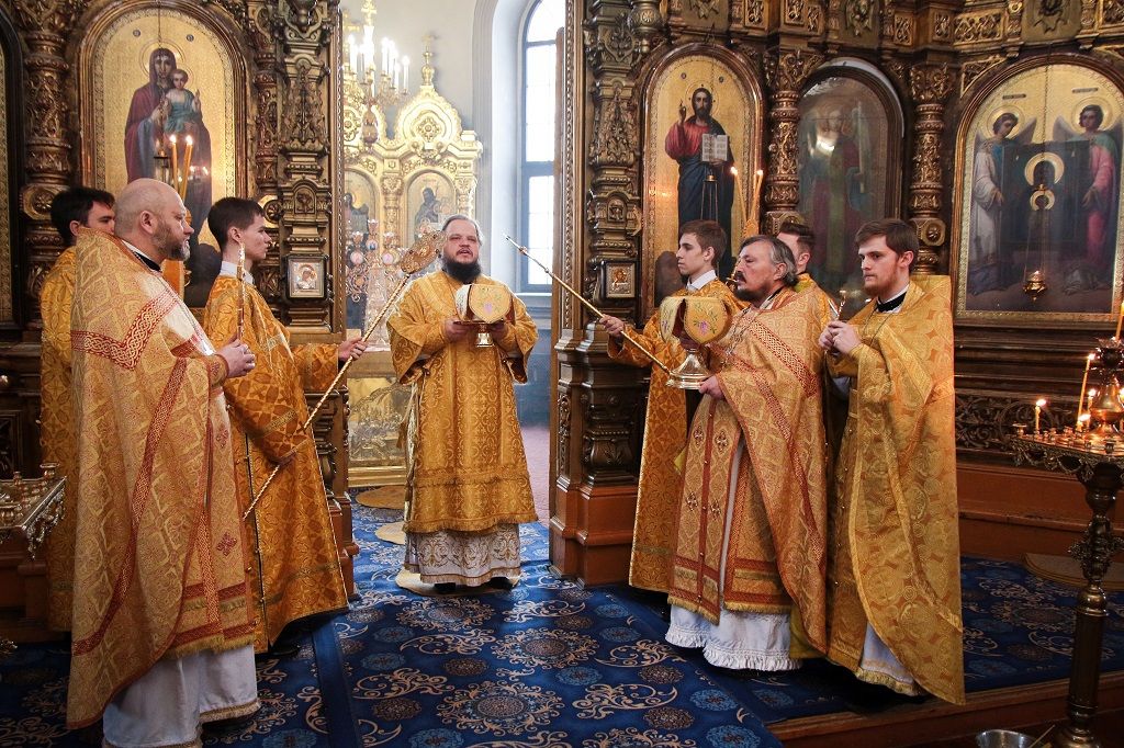 Божественная литургия в Знаменском кафедральном соборе