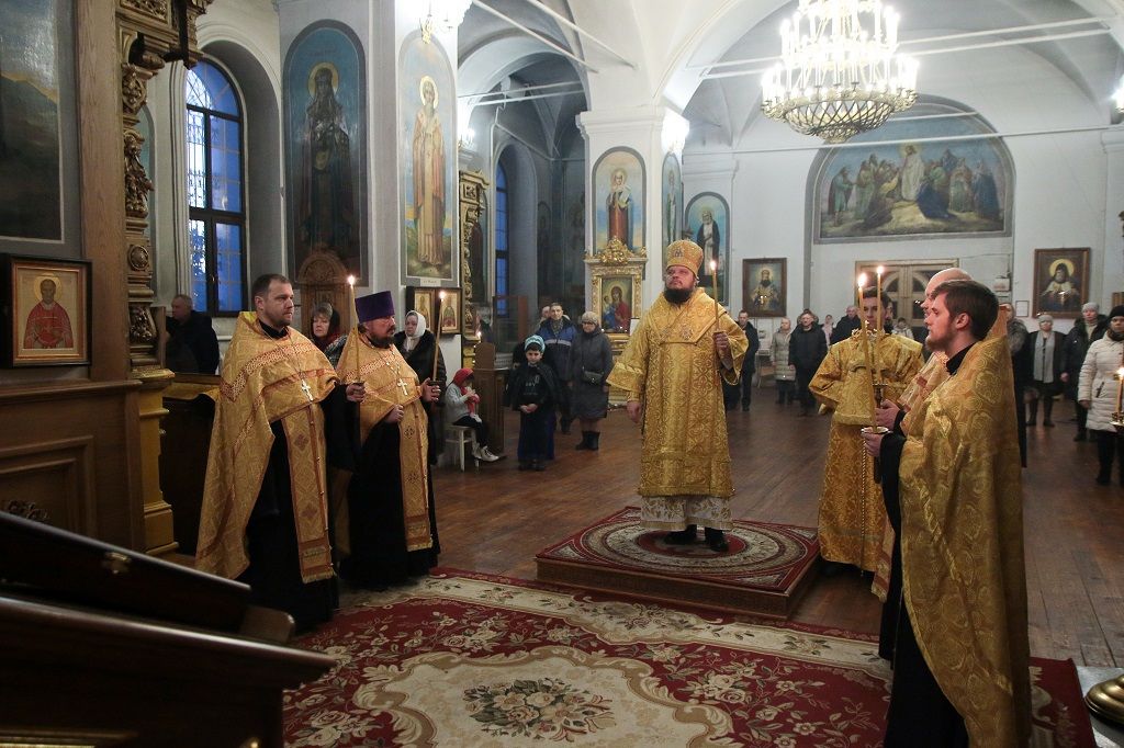 Владыка совершил Всенощное бдение в Знаменском кафедральном соборе