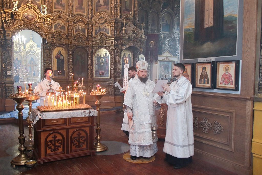 Божественная литургия и панихида в Знаменском кафедральном соборе
