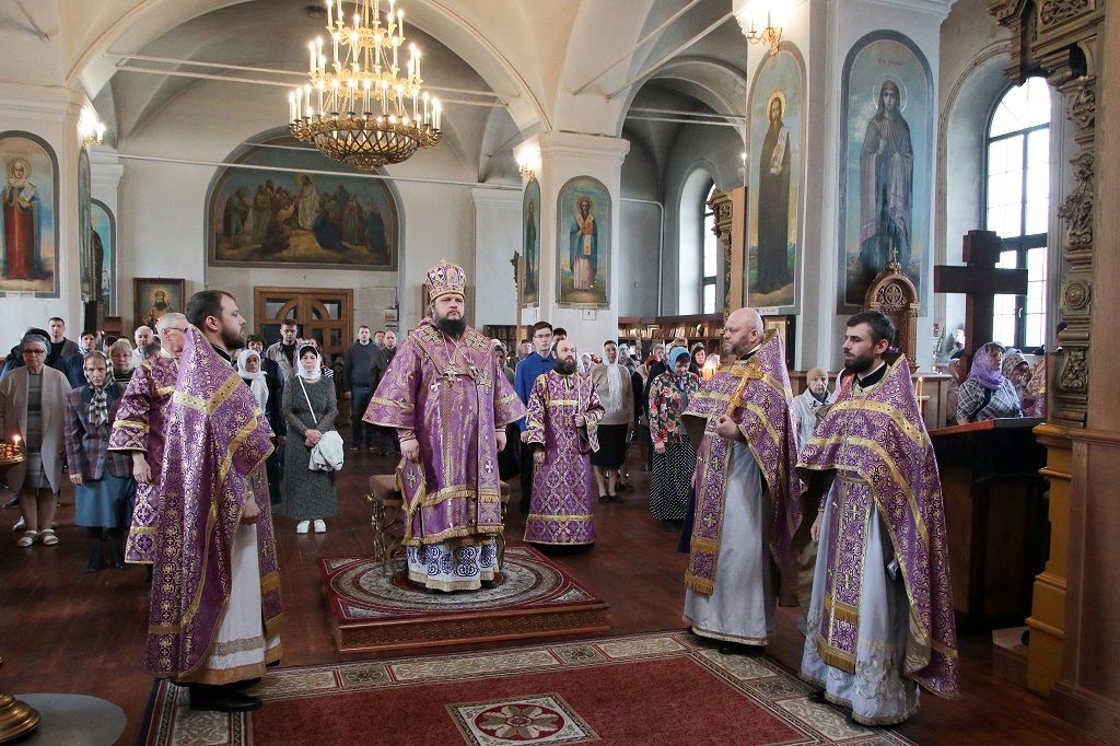 Владыка Сергий возглавил литургию святителя Василия Великого в Знаменском кафедральном соборе