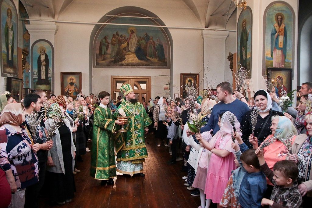 В канун праздника входа Господня в Иерусалим епископ Сергий совершил Всенощное бдение