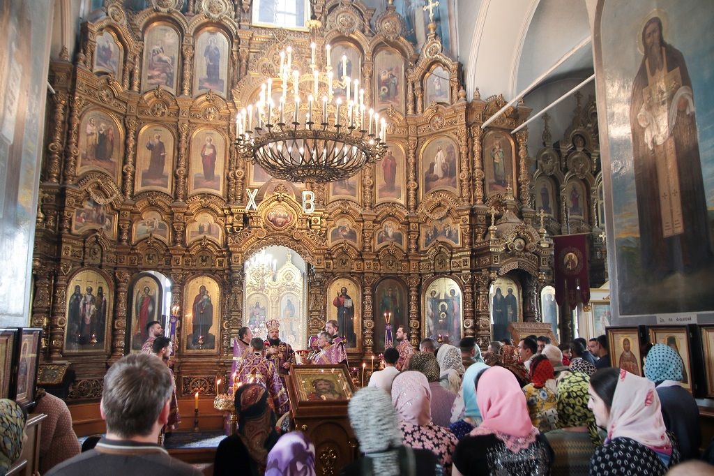 Владыка Сергий совершил литургию святителя Василия Великого