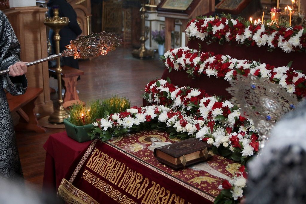 Епископ Сергий совершил вечерню с выносом Плащаницы Спасителя