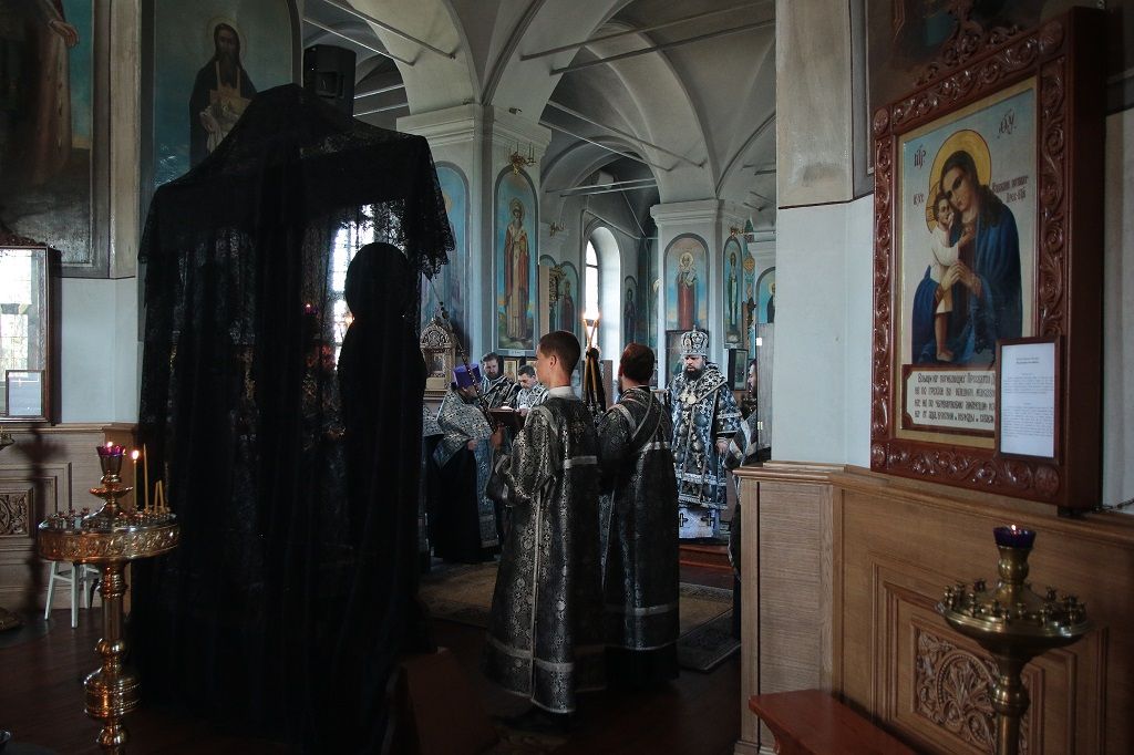 В Великую Пятницу епископ Сергий совершил чтение Царских Часов