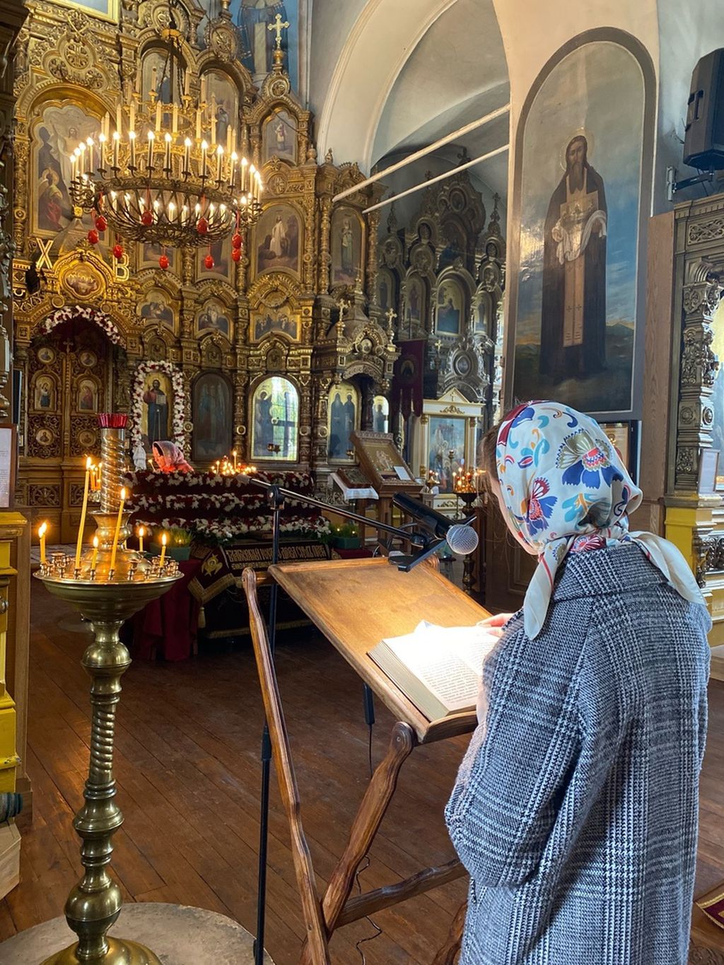 Православная молодежь приняла участие в чтении книги Деяний святых апостолов в Великую субботу