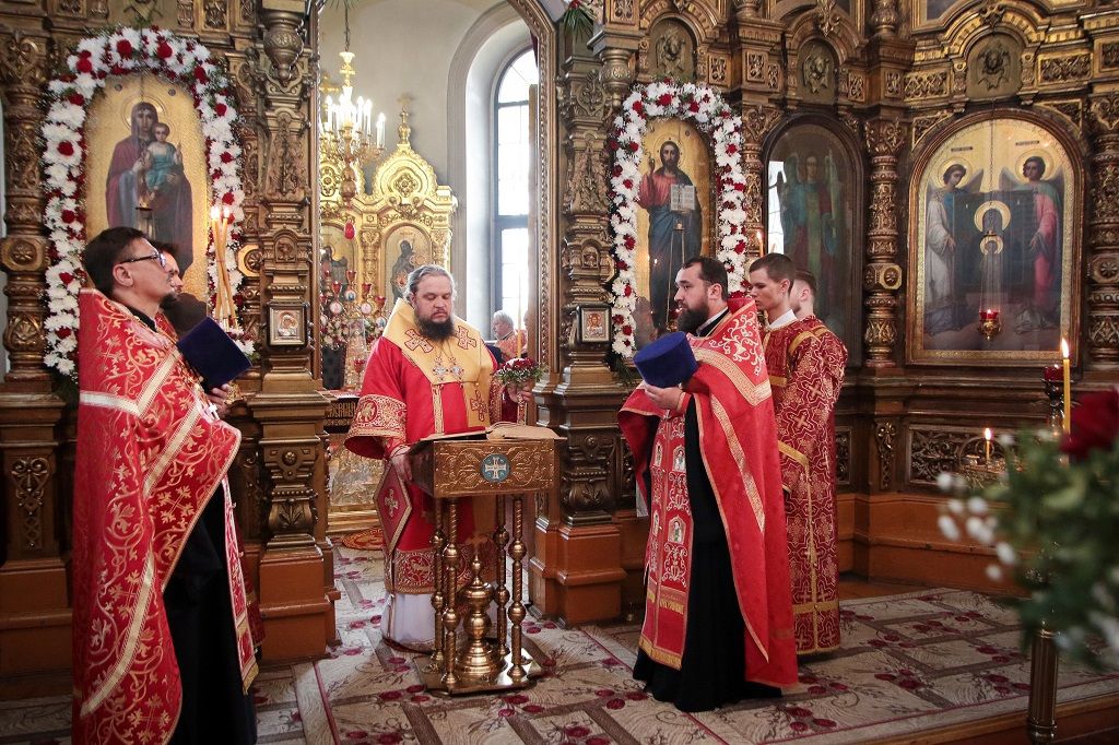 Епископ Сергий совершил Пасхальную Великую вечерню