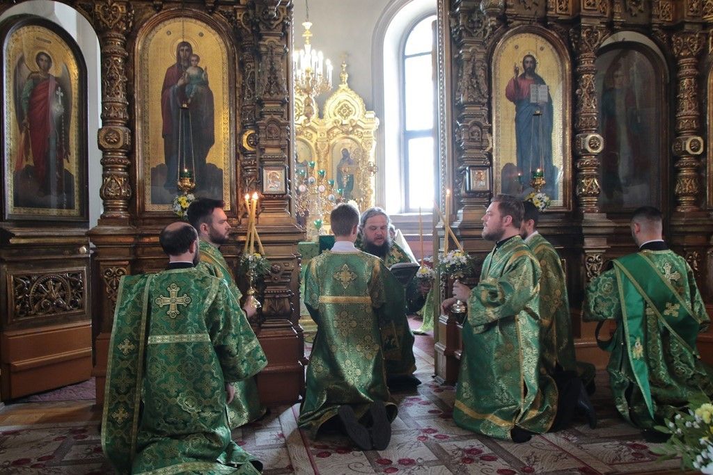 В день Святой Троицы владыка Сергий совершил Божественную литургию в Знаменском кафедральном соборе
