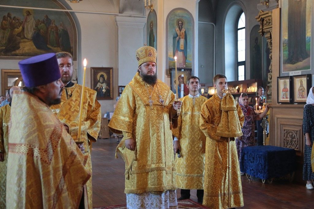 Владыка Сергий совершил Всенощное бдение в Знаменском кафедральном соборе