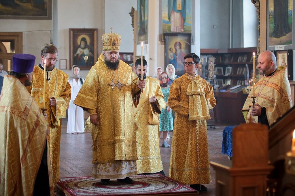 Владыка Сергий совершил Всенощное бдение в Знаменском кафедральном соборе