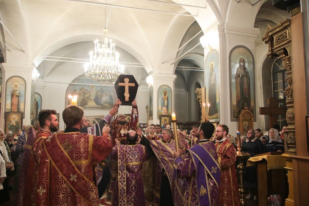 Богослужение в канун праздника Воздвижения Честного и Животворящего Креста Господня