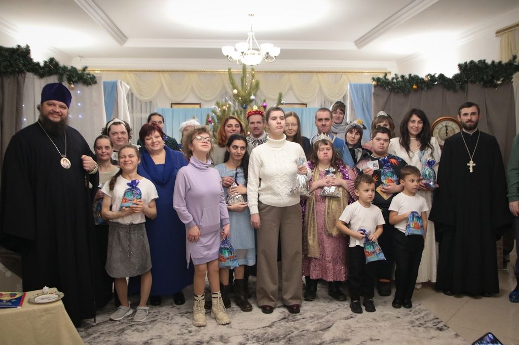 Рождественский праздник в православном клубе для подростков с ограниченными возможностями и их родителей «Надежда»