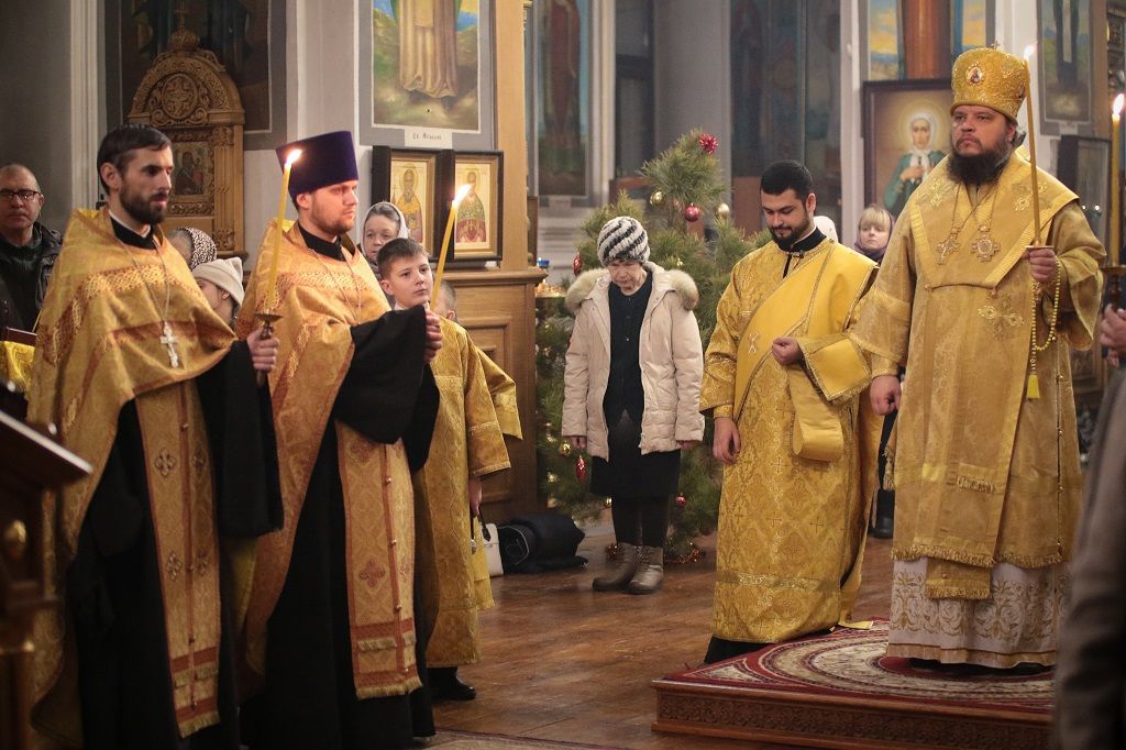 Владыка Сергий совершил Всенощное бдение в Знаменском кафедральном соборе