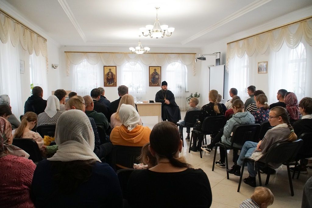 Состоялась встреча епископа Сергия с детьми и родителями воскресной школы при Знаменском кафедральном соборе