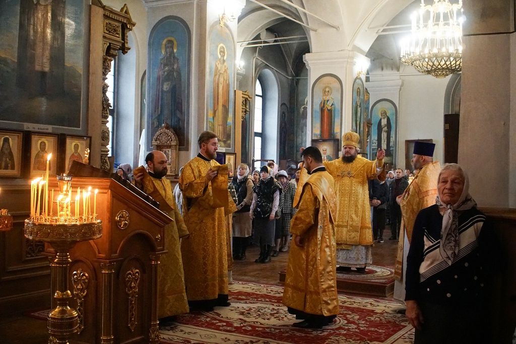 Божественная литургия в Знаменском кафедральном соборе