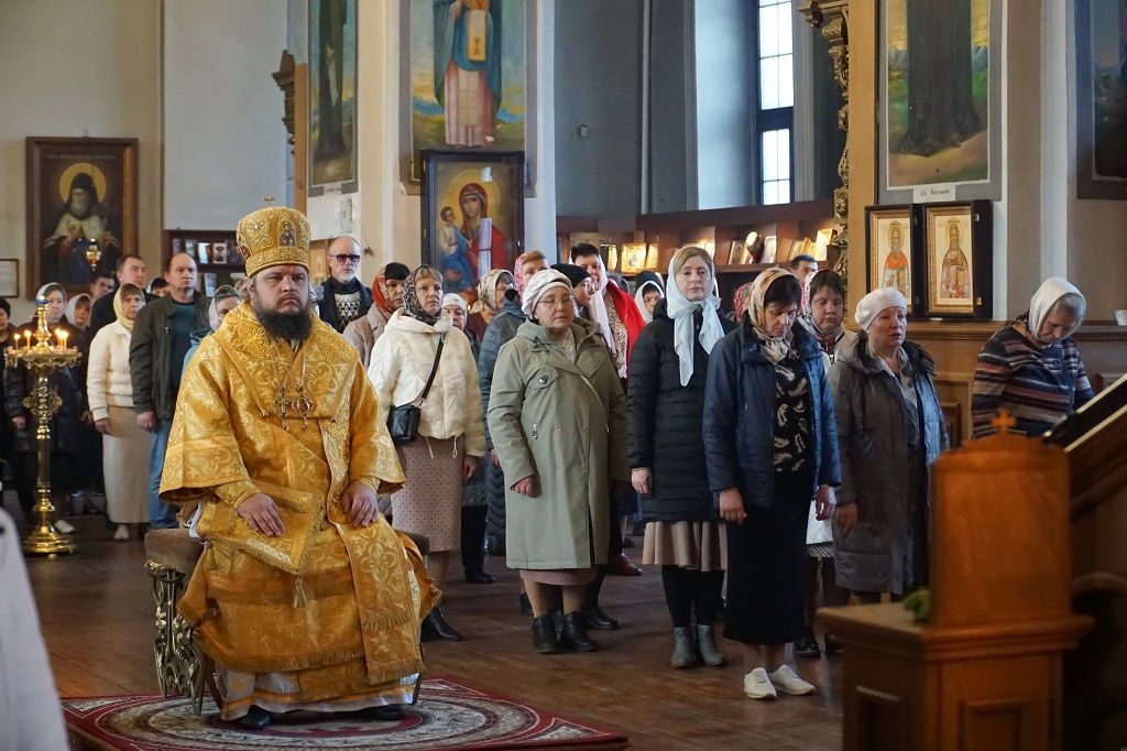 Божественная литургия в Знаменском кафедральном соборе