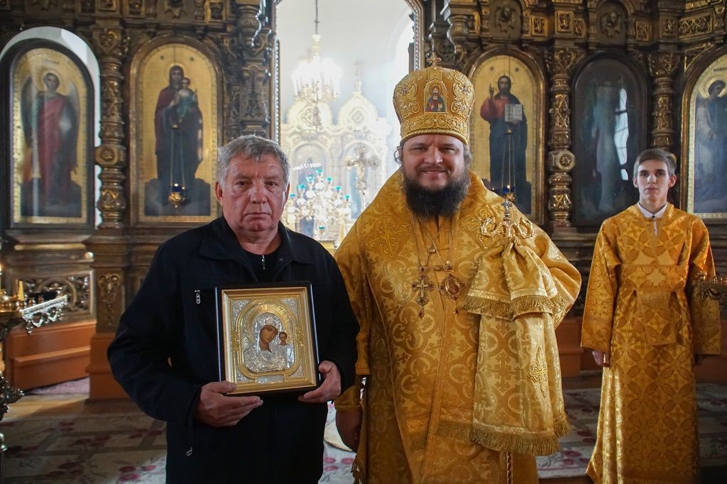 Сотрудника Знаменского кафедрального собора поздравили с юбилейным днем рождения