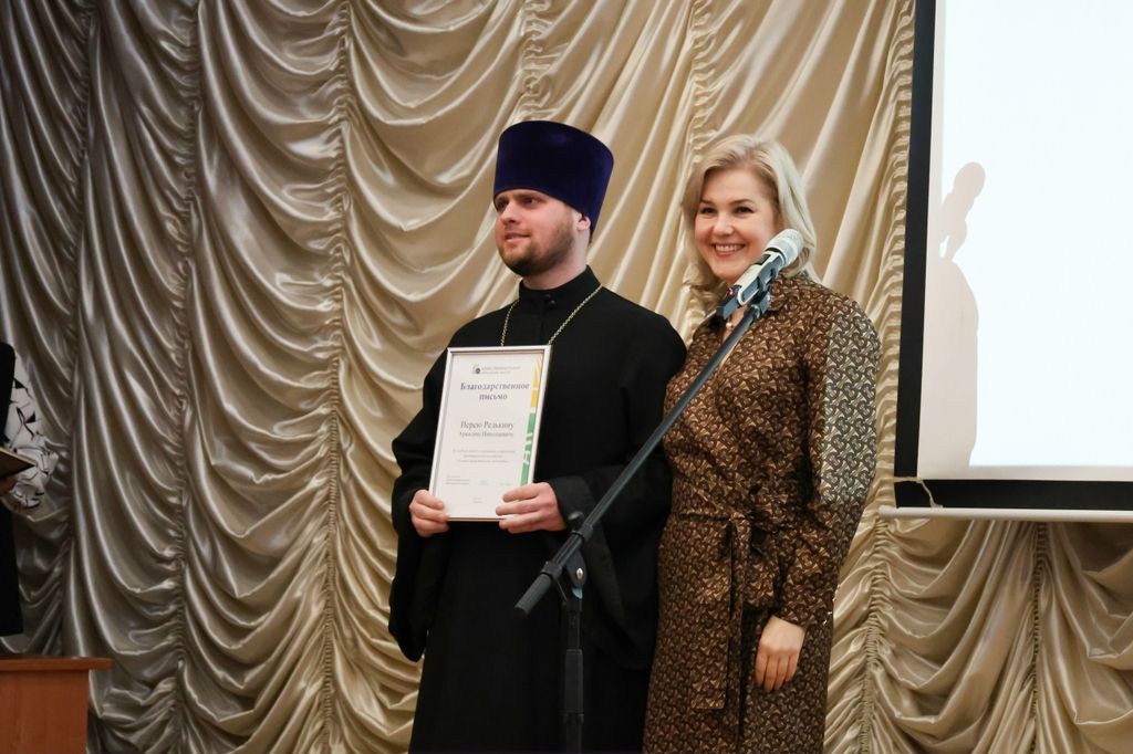 Председатель Общественной палаты Воронежской области вручила награду клирику Знаменского кафедрального собора
