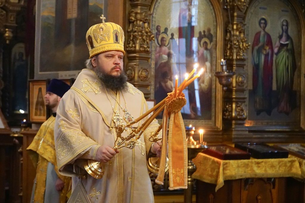 Божественная литургия в Знаменском кафедральном соборе