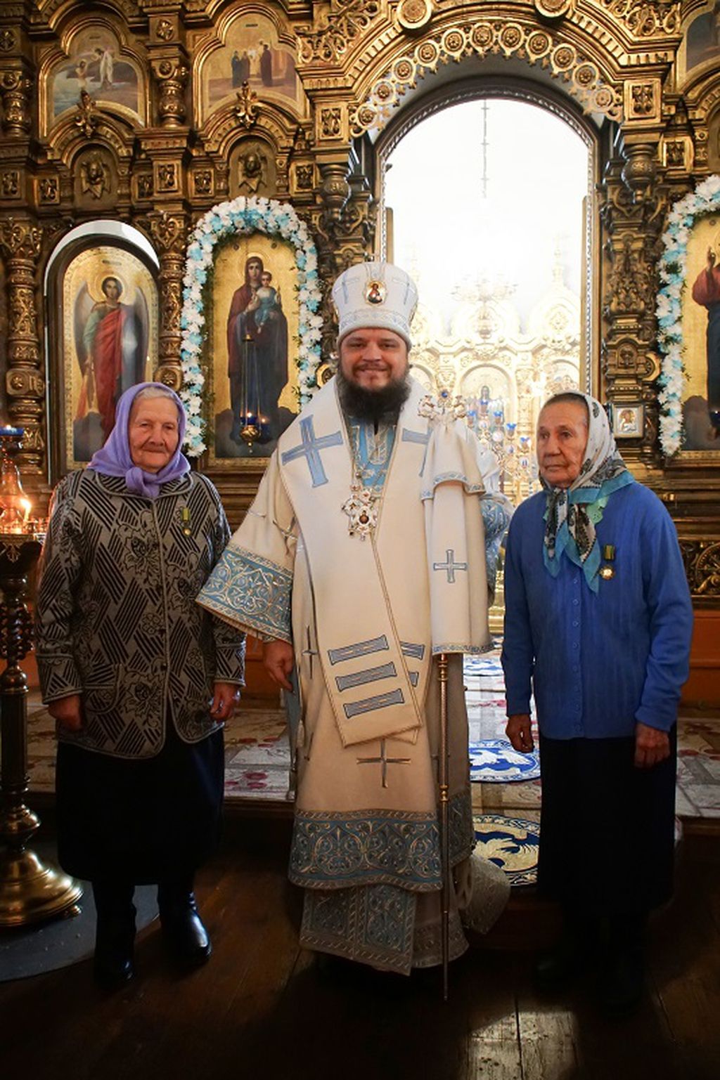 Епископ Сергий вручил медали святителя Митрофана Воронежского многолетним труженицам собора