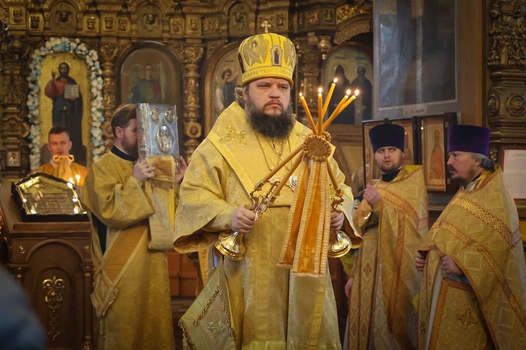 Божественная литургия в Знаменском кафедральном соборе
