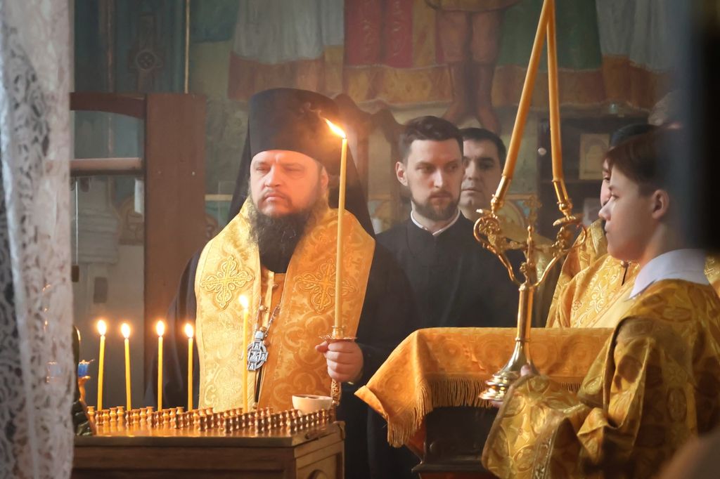 Божественная литургия в Знаменском кафедральном соборе