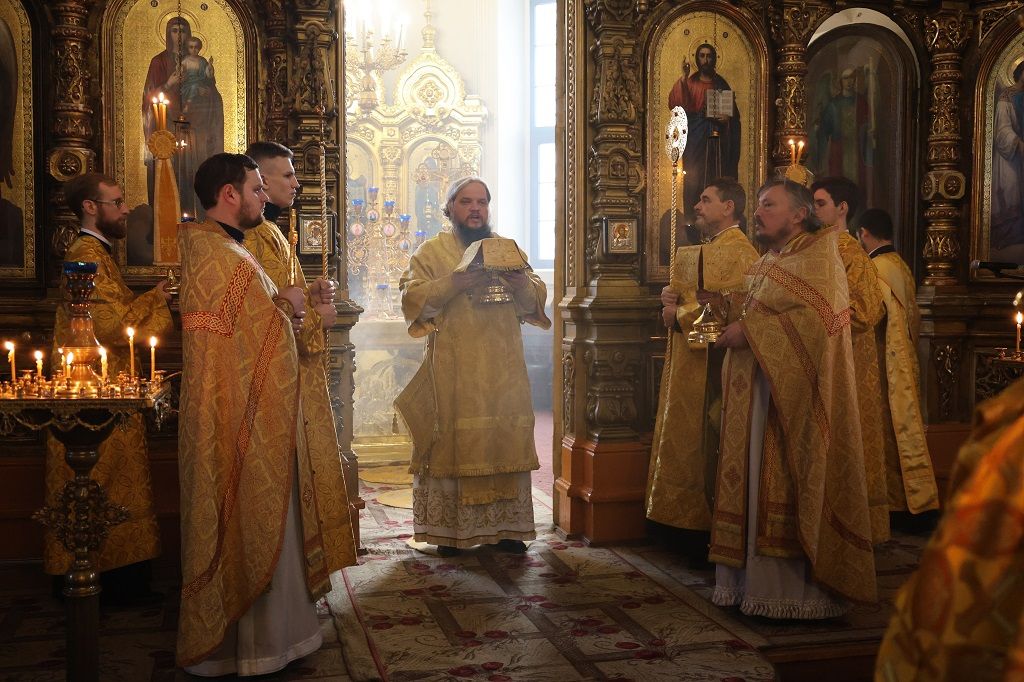 Владыка Сергий совершил богослужение в Знаменском кафедральном соборе