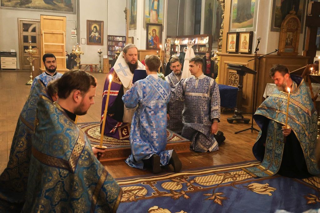 Епископ Сергий возглавил служение Малой вечерни и Акафистного пения