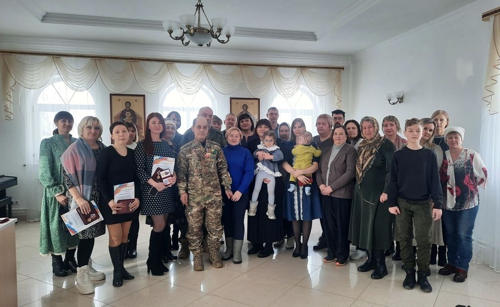 Активных участников гуманитарной помощи наградили медалями