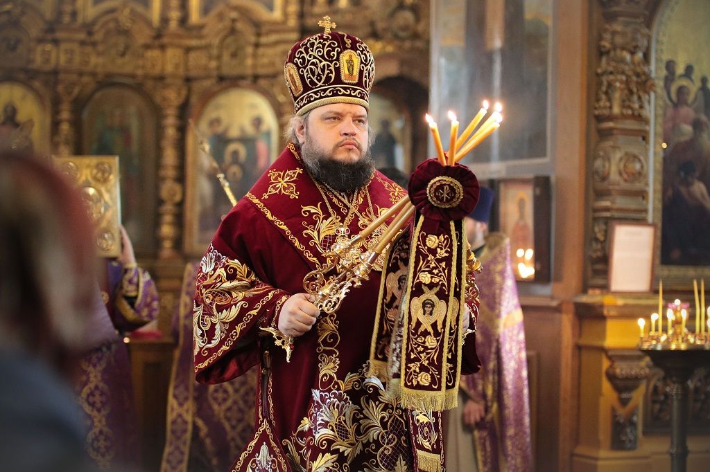 Служение Литургии святителя Василия Великого в Знаменском кафедральном соборе