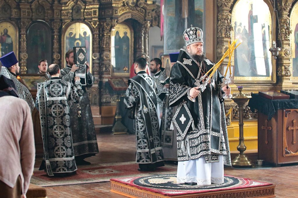 В Великий Понедельник епископ Сергий совершил Литургию Преждеосвященных Даров