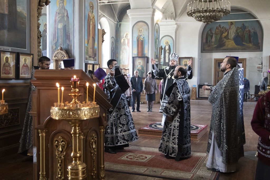 В Великий Вторник епископ Сергий совершил Литургию Преждеосвященных Даров