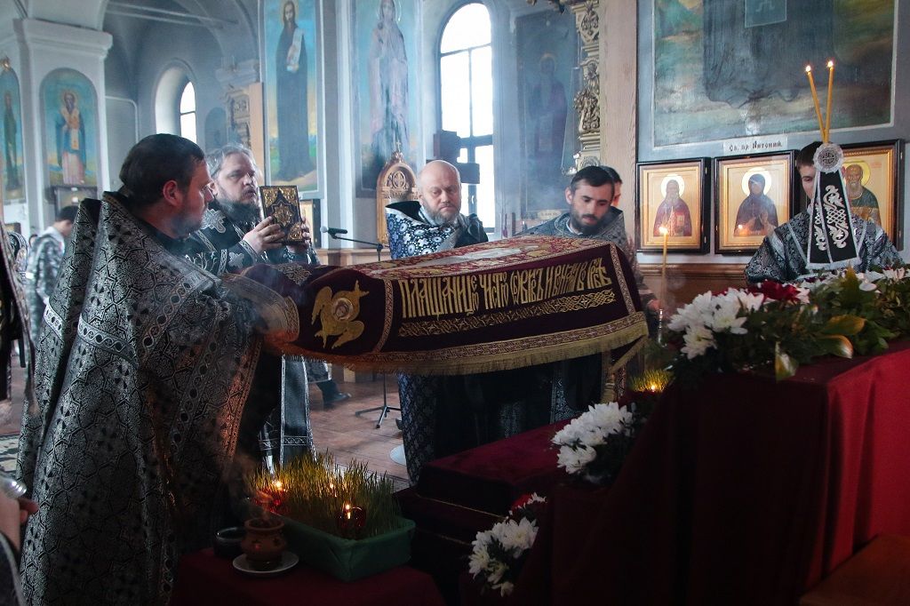 Епископ Сергий совершил вечерню с выносом Плащаницы Спасителя