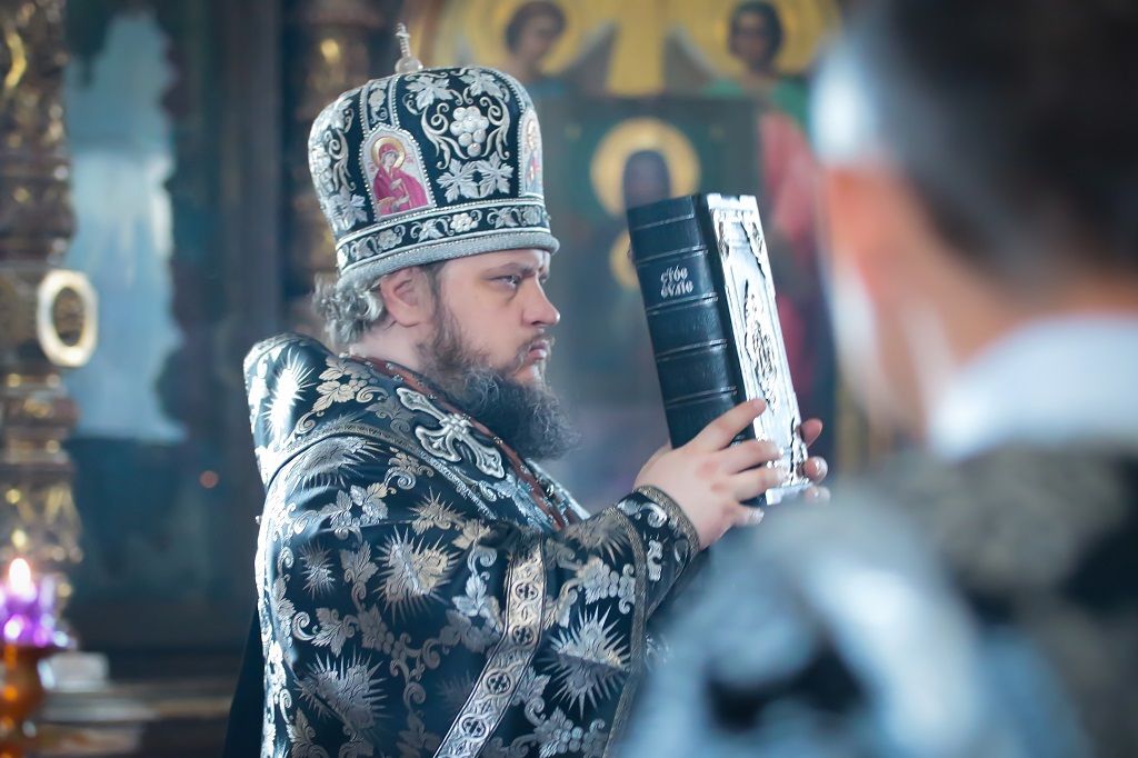 В Великую Пятницу епископ Сергий совершил чтение Царских Часов