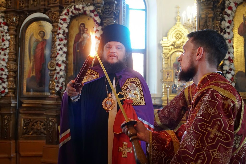 Епископ Сергий совершил Пасхальную Великую вечерню
