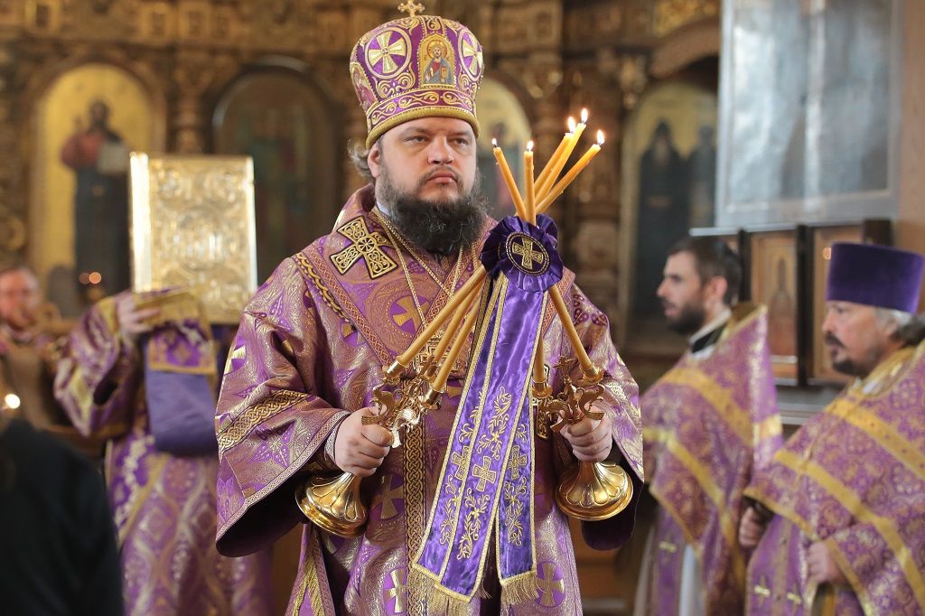 Владыка Сергий возглавил литургию святителя Василия Великого в Знаменском кафедральном соборе