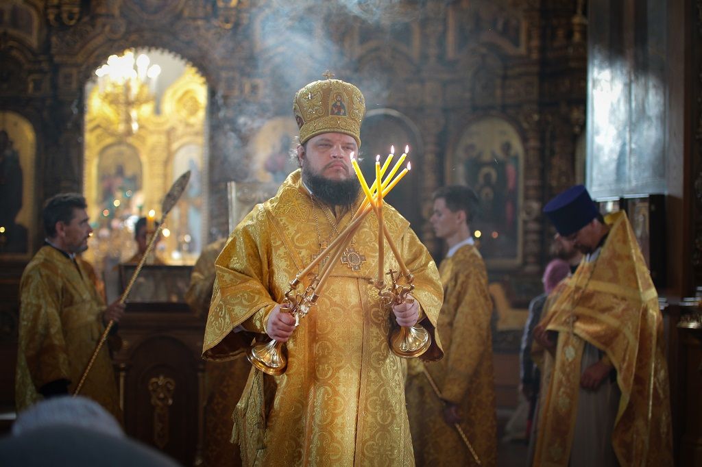 Божественная литургия в Знаменском кафедральном соборе