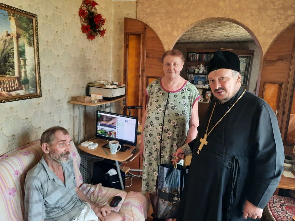 Священники Борисоглебска поздравили подопечных социальной службы Знаменского кафедрального собора с Днём рождения Церкви