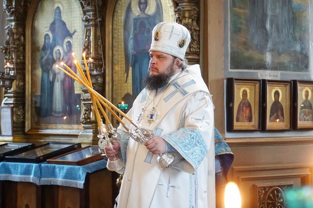Божественная литургия в Знаменском кафедральном соборе